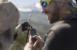 KILI - Maximo e Ziller checando o GARMIN GPSMap 64s no Kilimanjaro - Foto Gabriel Tarso