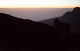KILI - Maximo e a sua lanterna no nascer do sol durante o dia de cume - Foto Gabriel Tarso