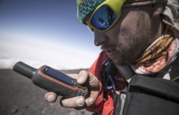 KILI - Maximo e o seu GARMIN GPSMap 64s no cume do Kili - Foto Gabriel Tarso