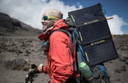 KILI - Maximo e sua mochila Deuter coberta de placas solares a 3650m 2 - Foto Gabriel Tarso