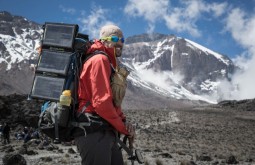 KILI - Maximo e sua mochila Deuter coberta de placas solares a 3650m - Foto Gabriel Tarso