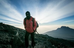 KILI - Um dos nossos guias a 5600m no dia de cume - Foto Gabriel Tarso