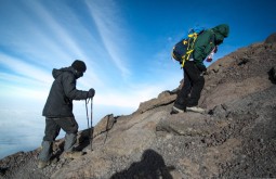 KILI - Ziller e Teacher a 5700m, já próximo ao cume - Foto Gabriel Tarso