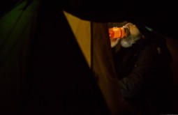 KILI - Ziller hidratando minutos antes de deixar o acampamento para as 13 horas de ida a volta ao cume - Foto Gabriel Tarso