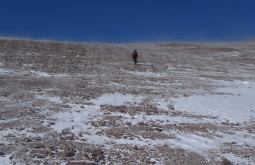 Maximo superando uma rampa a 5670m meio ao vento branco (vento que carrega neve) a média de temperatura no dia do cume não superou -25C - Foto de Pedro Hauck