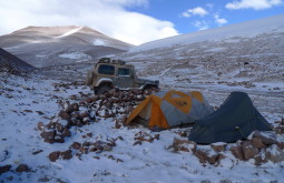 Nosso acampamento na base do Pissis que é a montanha mais próxima ao Monte Parofes - a noite foi tão fria que o anti congelante dentro do motor do Troller congelou - Foto de Pedro Hauck