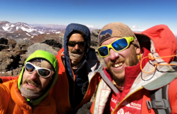 O trio comemorando no cume do Monte Parofes - Foto de Maximo Kausch - Imagem da Garmin VIRB