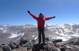 Pedro Hauck comemorando no cume do Monte Parofes com 5845m - Foto de Pedro Hauck