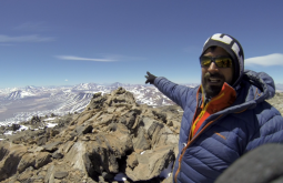 Pedro Hauck no cume do Sierra Nevada com 6137m, esta foi a segunda ascensão da história - aqui ele mostra outros cumes que só podem ser vistos dali - Foto de Jovani Blume
