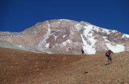 Vista da parede sul do vulcão Tupungato desde o vale chegando ao refugio Real de La Cruz
